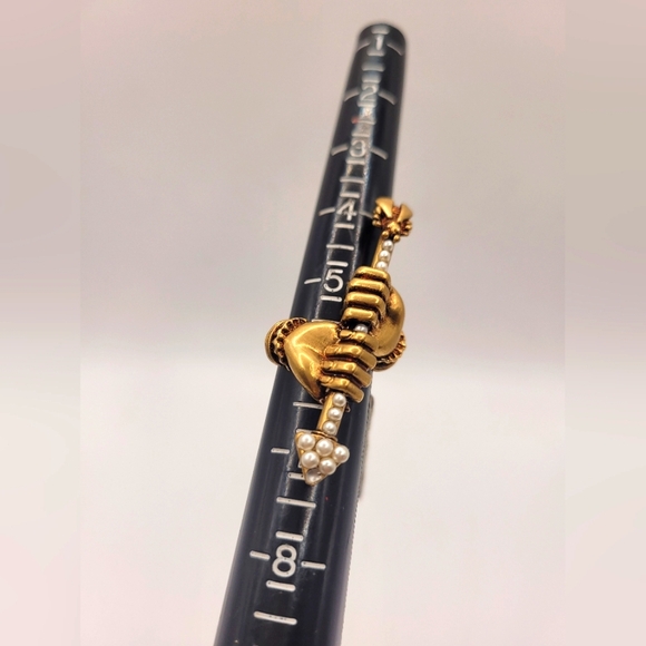 Sold.Gucci Faux Pearl Hand And Arrow Ring - Picture 4 of 4